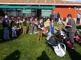Golf en colegios de la FGM, hizo entrega en El Robledal de material de golf a los alumnos del colegio Educrea